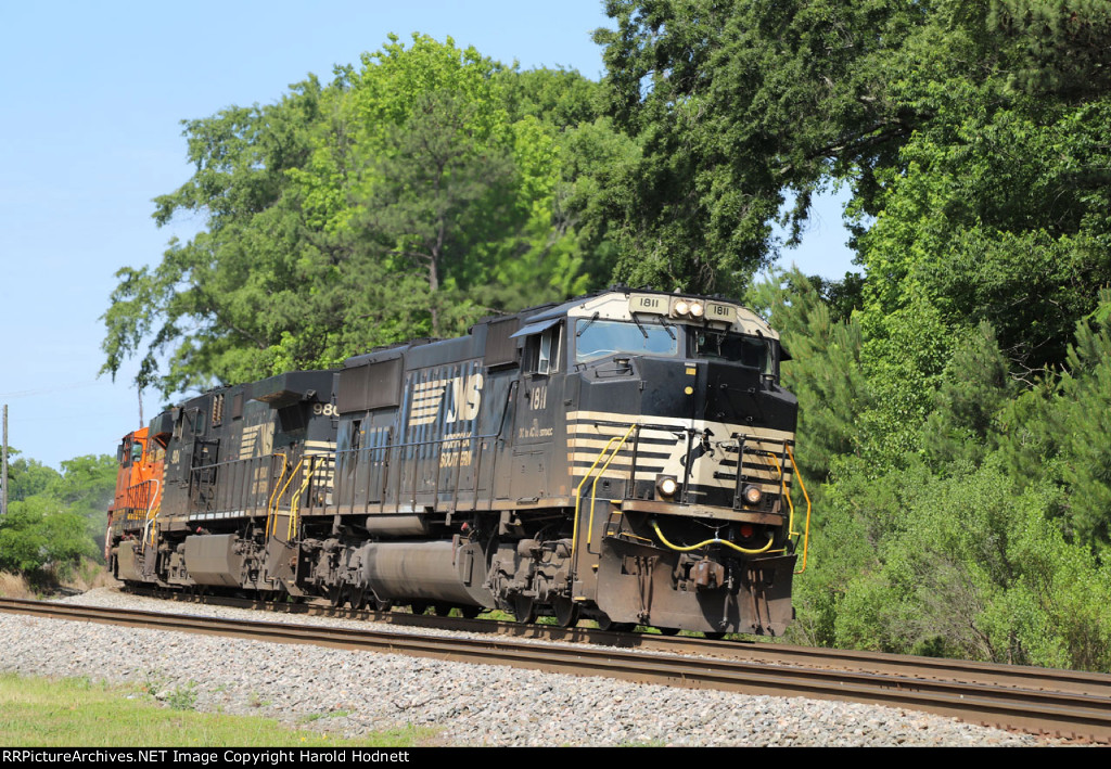 NS 1811 leads train 350 around the curve at Fetner